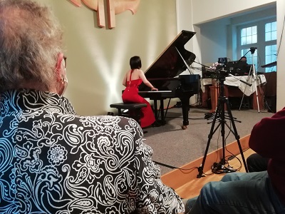 Shih Wei spielt Bilder einer Ausstellung ausdrucksstark