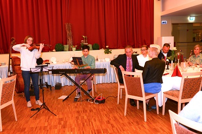Solenne Païdassi Violine begleitet von Partner Aylen Pritchin am Elektropiano beim after concert meeting im Rellingerhof
