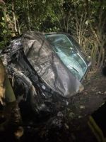POL-BO: Auto landet nach Alleinunfall in Böschung - Drei Personen verletzt