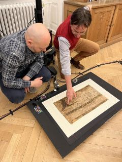 Prof. Dr. Michael Rathmann (KU Eichstätt-Ingolstadt) mit MSI-Spezialist Ivan Shevchuk (Universität Hamburg, links) betrachten Beschädigungen in einem Segment der Tabula Peutingeriana in der Österreichischen Nationalbibliothek  Quelle: Philipp Köhner