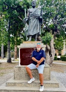 Prof. Werner Hacke vor dem Denkmal des Hippokrates auf Kos