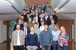 Vertreterinnen und Vertreter der Energiewirtschaft, von Kommunen und von zwei Schweinfurter Gymnasien diskutierten mit Professorinnen und Professoren sowie Studierenden der THWS über alle Aspekte von Großbatteriespeichern  THWS/Eva Kaupp