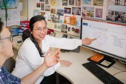 Quyen Phan Huyen mit ihrem Doktorvater Esteban Mejía.  M. Höhne / LIKAT