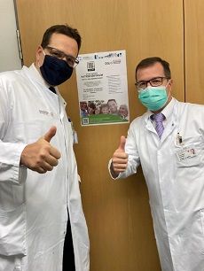 Prof. Dr. med. Dr. phil. Johannes Huber und Prof. Dr. med. Christian Thomas freuen sich über Ihre Teilnahme an der Foto-Aktion der DGU.  DGU