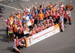 Die Zieleinfahrt der Radtour pro Organspende am Universitätsklinikum Dresden  Quelle: UKD/Kirsten Lassig