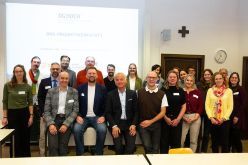 Hochschulmitarbeitende treffen sich zur Projektwerkstatt, darunter Prof. Dr. Ulrich Müller-Steinfahrt (v. 3. v. li.), Katharina Falkenstein (h., 7. v. l), Niklas Dekkers (h., 6. v. li.), Prof. Dr. Harald Bolsinger (v., li.), Prof. Dr. Subramanian  Quelle: Patrick Daharta  Copyright: THWS