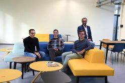 Stimmige Farben, durchdachtes Mobiliar und Ruhe: Das neue Studiloft bietet optimale Lernbedingungen und wurde mit Studierenden gestaltet. Von links: Vizekanzler Utto Spielbauer, Studentin Judith Gabriel, Student Lukas Läpple und Kanzler Peter Endres.  Quelle: Simone Grebler  Copyright: OTH Regensburg
