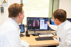 Detaillierter Einblick: Klinikdirektor Prof. Dr. Frank Bengel (rechts) begutachtet gemeinsam mit Oberarzt Dr. Philipp Rath eine Aufnahme des Total-Body-PET/CT.  Quelle: Karin Kaiser  Copyright: Karin Kaiser/MHH