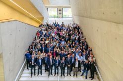 Gemeinsam auf den Stufen des Erfolgs für verantwortungsvolles Produzieren und Konsumieren: Teilnehmende der EURECA-PRO Review Week am Eröffnungsmorgen (24.09.2024) im Ludwig-Hilmer-Bau der Hochschule Mittweida  Helmut Hammer