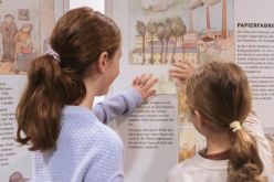 Aufmerksam setzten sich die Kinder mit der Ausstellung „Die Cellistin von Auschwitz“ in der HSBI auseinander.  Copyright: K. Schradi/HSBI