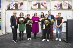 Bei der Verleihung im Lichthof der Stabi (v. l. n. r.): Vizepräsidentin Natalia Filatkina, Susanne Koch, Parisa Moll-Khosrawi, Wissenschaftssenatorin Katharina Fegebank, Anton Sefkow, Lukas Musumeci, Marten Borchers und Gabi Reinmann Mina Esfandiari
