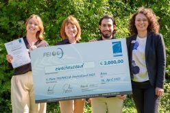 Das strahlende Siegerteam der Hochschule Bremerhaven: Franziska Diebel, Pauline Hoffmann und Yusuf Toprak mit Betreuerin Prof. Dr. Ramona Bosse (v. l.)  Michaele Wohlleber  FEI | TROPHELIA 2025