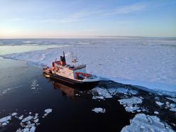 Polarstern macht Station an einer Eisscholle.  Thomas Kordes