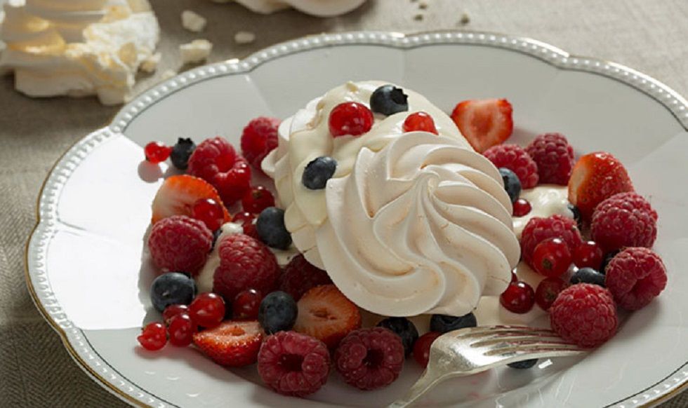 Meringue mit Crème gruyère und Beeren