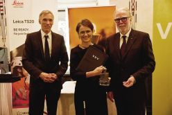 Die Preisträgerin Prof. Dr. Martina Klärle (Mitte) gemeinsam mit dem Laudator Prof. Dr. Thomas Luhmann (links) und VDV-Präsident Dipl.-Ing. Wilfried Grunau (rechts).  Quelle: Hendrik Grunau  Copyright: VDV