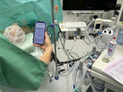 Erst vor kurzem hat die Anästhesie des Klinikums Ernst von Bergmann erneut Simulationsschulungen direkt im Operationssaal durchgeführt, um das Notfallmanagement bei komplexen intraoperativen Situationen weiter zu optimieren.  Klinikum Ernst von Bergmann
