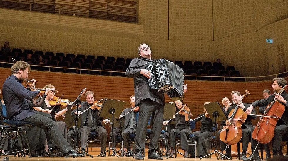 Richard Galliano mit der Camerata Salzburg im KKL Foto Christa Bühler