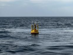 Eine der Messbojen an ihrem Einsatzort in der Nordsee.  Copyright: © Fraunhofer IWES/Peter Rohde