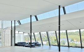 Innenansicht auf das neu errichtete Erweiterungsgebäude von Renz Solutions mit innovativer energieeffizienter Lüftungstechnologie.  (© Renz Solutions)