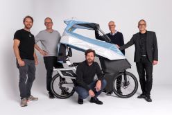 Prof. Tom Philipps (h_da, rechts) an DaVe mit (von links) Johannes Rasche, Arndt Graeve (beide Ca Go Bike), Robert Toroczkay (h_da), Stefan Gloger (Ca Go Bike).  Oliver Nehring  Ca Go Bike