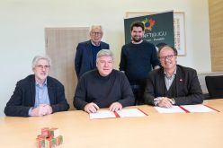 (sitzend, v.l.) Jürgen Kerwer und Thomas Fell für die Stiftung Forum für Verantwortung und JGU-Vizepräsident Prof. Dr. Stephan Jolie; (stehend, v.l.) Klaus Wiegandt, Stifter und Vorsitzender des Kuratoriums der Stiftung, und Timo Graffe, SUNNY-Koordinator  Foto/©: Peter Pulkowski / JGU