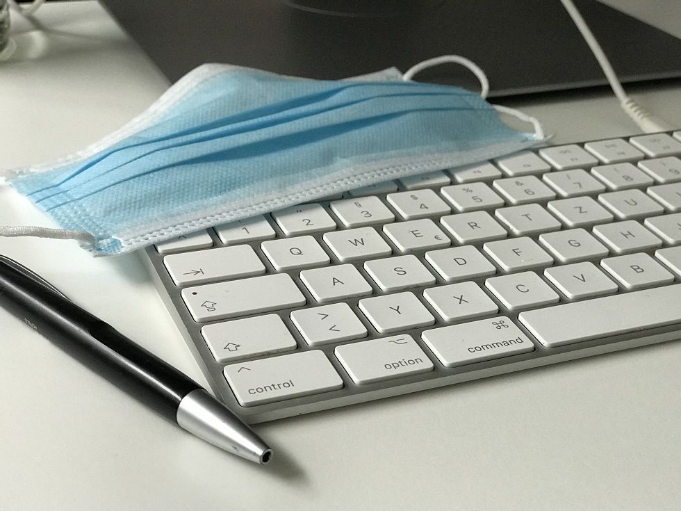 Coronamaske am Arbeitsplatz Foto Alexander Hauk pixelio.de