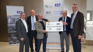 Bei der Unterzeichnung der Kooperationsvereinbarung zwischen der Hochschule Kaiserslautern und der KST Motorenversuch GmbH u. Co. KG  KST Motorenversuch GmbH u. Co. KG