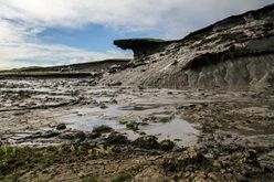 Durch Erosion gezeichnete Küstenlandschaft mit Schmelzwasserteichen auf Herschel Island, Kanada. Jaroslav Obu Alfred-Wegener-Institut/Jaroslav Obu