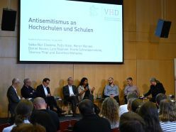 Lutz Raphael, Thomas Thiel, Frank Schweppenstette, Felix Klein, Saba-Nur Cheema, David Navon, Meron Mendel, Dorothea Weltecke (v.l.n.r.) sprechen im gut besuchten Haus am Dom über Antisemitismus an Hochschulen & Schulen und diskutieren wirksame Maßnahmen.  Copyright: VHD