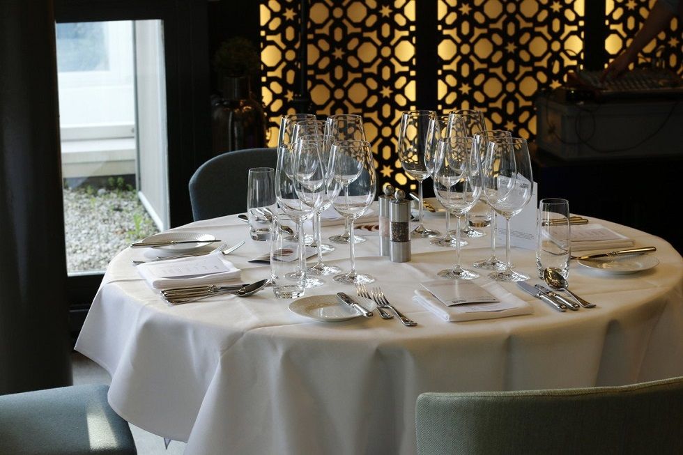 Ist doch ein Vergnügen, sich an einen festlich gedeckten Tisch zu setzen Symbolfoto SHL Schweizerische Hotelfachschule Luzern