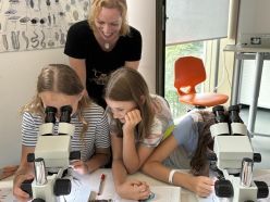 Jungen Menschen die Wunder der Erde nahebringen, das ist Ziel von Nina Schaller (Mitte) und ihrem Team.  Copyright: KTS/Kirsten Baumbusch