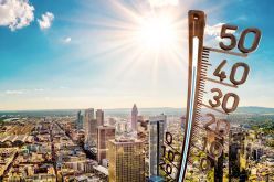 Deutschland ist überdurchschnittlich von Hitzetagen betroffen (hier Frankfurt a.M.). Die Deutsche Bundesstiftung Umwelt (DBU) ruft zu mehr Unterstützung von Kommunen auf, um diese gegen Klimawandelfolgen zu wappnen und unsere Gesundheit zu schützen.  Copyright: ©Guenter Albers/AdobeStock.com