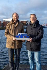 Prof. Dr.-Ing. Henrik Dankowski (links im Bild und Prof. Dr. Thilo Rohlfs entwickeln ein Konzept für eine schwimmende Studierendensiedlung auf der Schwentine in Kiel.  Quelle: Leandra Freese
