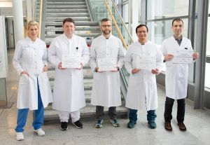 nstitutsdirektorin Prof. Dr. Vera von Dossow gratuliert zu den erfolgreichen Abschlüssen im Ostwestfalen EACTAIC-Fellowship-Programm: (v.l.) Dr. Jan Krycki, Dr. Helmut Warkentin, Dr. Gunung Sasono und Mohannad Abu Ras  Quelle: (Foto: Finn Lehrke).  Copyright: HDZ NRW