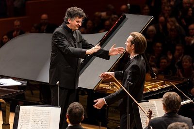 Dirigent-Michael-Sanderlig-bedankt-sich-beim-Solisten-am-Piano-Yoav-Levanon