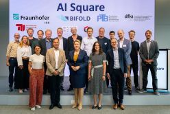 Im Forum Digitale Technologien erlebte die Senatorin faszinierende Demos, die die Vielfalt der Anlieger des Berlin AI Square widerspiegelten, darunter die jeweiligen Standortleiter oder Vertreter*innen der diversen Partnerorganisationen.  Quelle: Kevin Fuchs  Copyright: BIFOLD