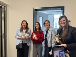 Ministerin Schüle mit wissenschaftlichen Mitarbeiterinnen von Start-ups