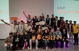 Große Freude bei den Studierenden: die Gewinnerteams mit den Jurymitgliedern sowie den Teams des Werk:Raums und der Startbahn27  THWS/Tobias Hestner