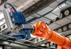 Die robotergeführte Rührreibschweißzange „Steppwelder“ im Einsatz an einem herkömmlichen 6-Achs-Industrieroboter.  Quelle: Dominik Walz  Copyright: Dominik Walz, MPA, Universität Stuttgart