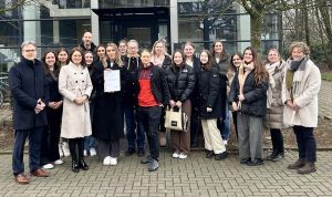 IST-Studierende übergeben die Ergebnisse ihres Projekts "Erarbeitung der digitalen Kommunikation für die Johannes-Rau-Forschungsgemeinschaft e. V." an die JRF-Vorstände Prof. Dr. Dieter Bathen und Ramona Fels (1. und 4. v. l.).  eventfotograf.in  JRF e.V.
