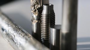 Bei Gebirgsankern kann ins Sicherungsnetz stürzendes Gesteinsmaterial zu Schäden im Anker führen. Bei der untersuchten, kaltumgeformten Legierung bewirkt diese Belastung eine erneute Verfestigung des Materials.  © Fraunhofer IWU