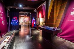 Den Faden aufgenommen: Die Sonderausstellung »Guter Stoff« spannt den Bogen von der ersten Konsumrevolution im Mittelalter bis zur heutigen Textilindustrie. Im Jubiläumsjahr des Europäischen Hansemuseums ist sie digital per Online-Führung erlebbar.  Copyright: Olaf Malzahn