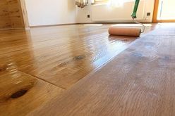Ohne Beschichtung kann UV-Licht mit Holzoberflächen interagieren und zu Verfärbungen und Schäden führen.  Naturhaus Naturfarben GmbH