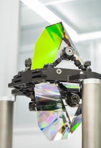 Der Disperser ist eine optische Baugruppe, bestehend aus zwei Prismen und einem Gitter, welches mit einem der Prismen verbunden ist.  © Fraunhofer IOF