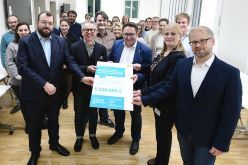 »ORINTHERA« wird mit bayerischer Förderung die Entwicklung hoch funktioneller Gewebemodelle für die Arzneimittelindustrie vorantreiben. Staatssekretär Tobias Gotthardt (Mitte) bei der Übergabe des Förderbescheids über 6 Mio. Euro.  Fraunhofer ISC, Katrin Selsam