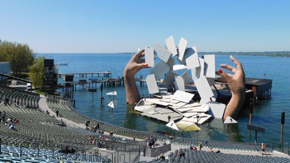 Auch heuer beeindruckt die Seebühne und das Bühnenbild zu Carmen