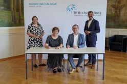 Unterzeichnung des Kooperationsvertrags zwischen TH Aschaffenburg und BRK-Kreisverband Aschaffenburg  Quelle: Heike Spielberger  Copyright: TH Aschaffenburg