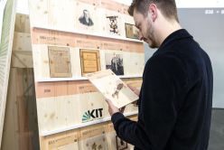 Die Besucherinnen und Besucher der Jubiläumsausstellung des KIT können die chronologisch geordneten Holztafeln auf den interaktiven Medientisch legen und erhalten so Details und Geschichten aus 200 Jahren KIT. (Foto: Laila Tkotz, KIT)  Laila Tkotz