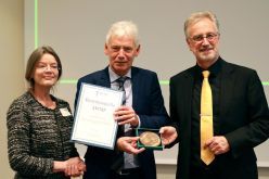 V.r.n.l.: Prof. Ina Kopp (Leiterin des AWMF-Instituts (IMWi), Gerd Nettekoven, Prof. Rolf-Detlef Treede (Präsident der AWMF)  Quelle: Katharina Lenz/AWMF