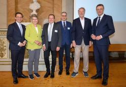 Von links nach rechts: Falko Mohrs, Petra Broistedt, Eberhard Bodenschatz, Ramin Golestanian, Axel Schölmerich, Patrick Cramer  Quelle: Swen Pförtner  Copyright: © MPI-DS